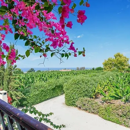 Sleeps 8 With Pool Air Con And Wifi * كيسونيجرا