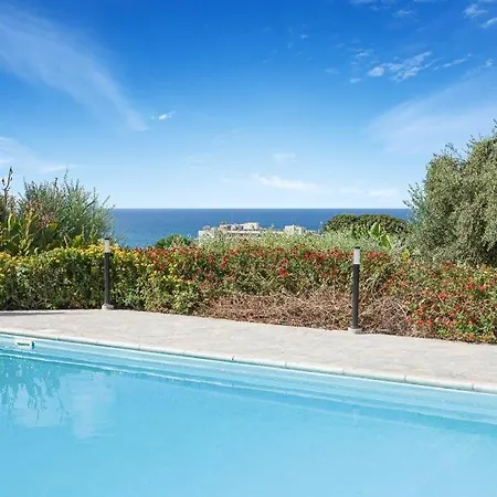فيلة Sleeps 8 With Pool Air Con And Wifi كيسونيجرا