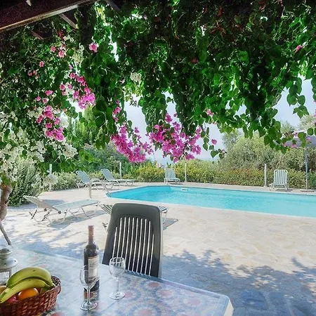 Sleeps 8 With Pool Air Con And Wifi فيلة