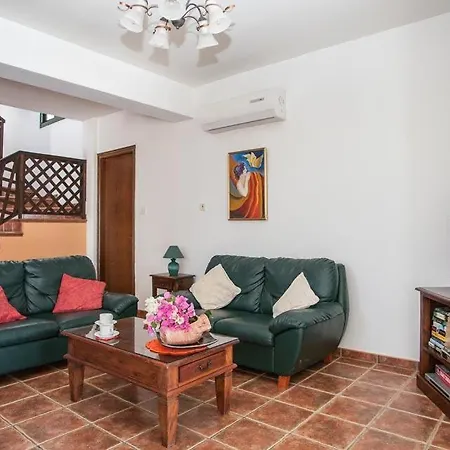 Sleeps 8 With Pool Air Con And Wifi فيلة *