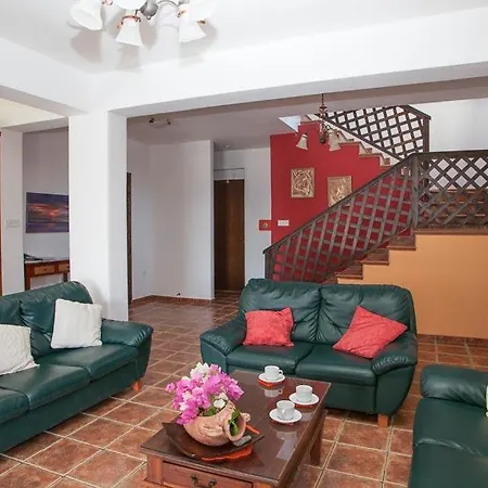 Sleeps 8 With Pool Air Con And Wifi Kissonerga