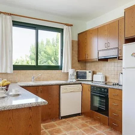 Sleeps 8 With Pool Air Con And Wifi Kissonerga