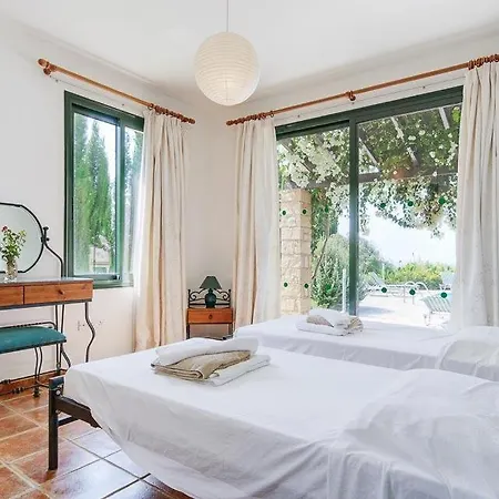 Sleeps 8 With Pool Air Con And Wifi Villa Kissonerga