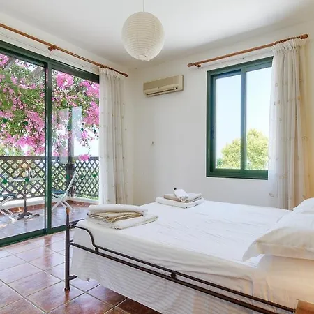 Willa Sleeps 8 With Pool Air Con And Wifi